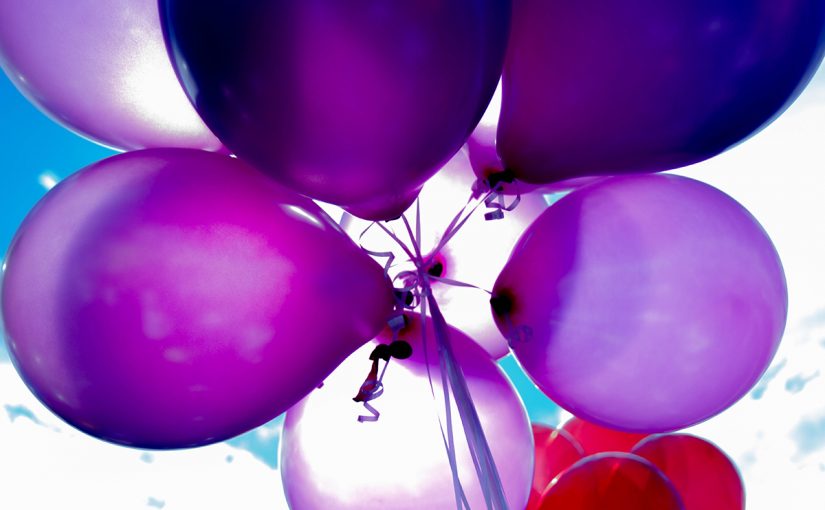 purple-and-red-balloons-234196-825x510